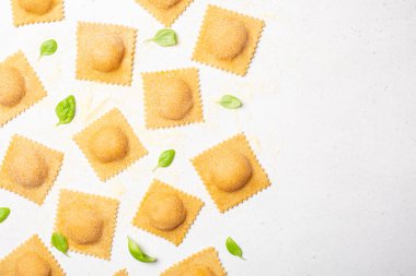 Beyaz masada ev yapımı ravioli..