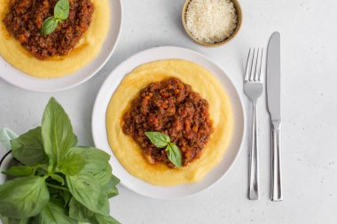 Haşlanmış mısır unu ile akşam yemeği ya da et bazlı soslu polenta - bez alla bolonez. Beyaz arkaplan.