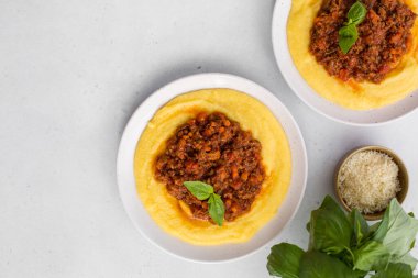 Haşlanmış mısır unu ya da et soslu polenta. Paçavra alla bolonez. Beyaz arkaplan kopyalama alanı.