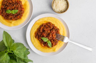 Haşlanmış mısır unu ya da et soslu polenta. Paçavra alla bolonez. Beyaz arkaplan.