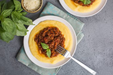 Etli soslu Polenta (haşlanmış mısır unu) - paçavra alla bolonez. Gri arka plan. Dikey resim.