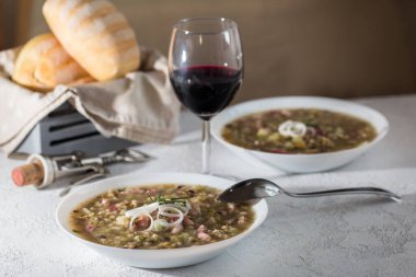 Rustik fasulye ve pancetta, soğan ve kereviz çorbası. İtalyan yemeği..