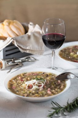 Rustik fasulye ve pancetta, soğan, biberiye ve kereviz çorbası. İtalyan yemeği..