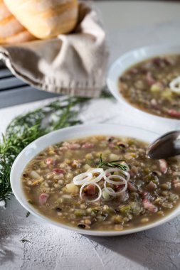 Rustik fasulye ve pancetta, soğan, biberiye ve kereviz çorbası. İtalyan yemeği..