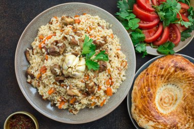 Özbekistan yemeği - plov: Özbek Devzira pirinci, kuzu eti, soğan, havuç, kimyon, kişniş, böğürtlen, kırmızı biber, sarımsak, geleneksel ekmek ve sebzelerle hazırlanmış..