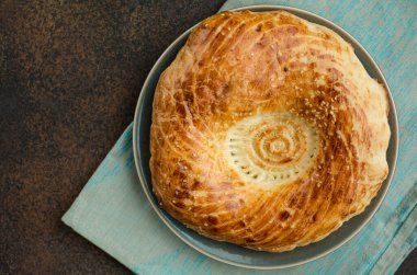 Tandoor (tandır) fırınından Asya ekmeği. Üst görünüm.