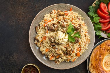 Özbekistan ulusal yemeği - plov: Özbek Devzira pirinci, kuzu eti, soğan, havuç, kimyon, kişniş, böğürtlen, kırmızı biber, sarımsak ile hazırlanmış..