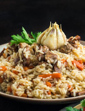 Özbekistan ulusal yemeği - plov: Özbek Devzira pirinci, kuzu eti, soğan, havuç, kimyon, kişniş, böğürtlen, kırmızı biber ve sarımsak ile hazırlanmış. Kapat..