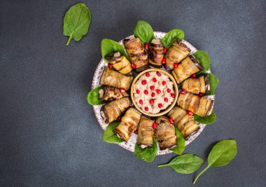 Pkhali - fırında patlıcan sosuyla doldurulmuş ızgara patlıcandan yapılmış Gürcü yemeği (fırında patlıcan, yer cevizi, sirke, otlar, soğan ve sarımsak). Ispanak yapraklarına yerleştirilmiş. Boşluğu kopyala.