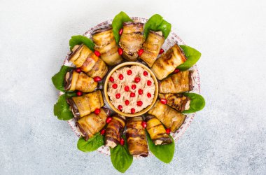 Pkhali - fırında patlıcan sosuyla doldurulmuş ızgara patlıcandan yapılmış Gürcü yemeği (fırında patlıcan, yer cevizi, sirke, otlar, soğan ve sarımsak). Ispanak yapraklarına yerleştirilmiş..