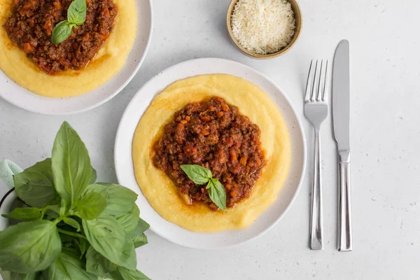 Haşlanmış mısır unu ile akşam yemeği ya da et bazlı soslu polenta - bez alla bolonez. Beyaz arkaplan.