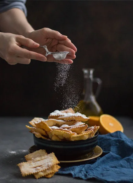 Gotowanie Sfrappole Lub Chiacchiere Włoski Tradycyjny Słodkie Chrupiące Ciasto Głęboko — Zdjęcie stockowe