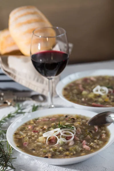 Rustik fasulye ve pancetta, soğan ve kereviz çorbası. İtalyan yemeği..