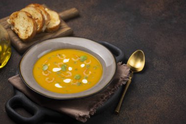 Karidesli balkabağı çorbası ve kızarmış ekmekli fesleğen yağı. Boşluğu kopyala.