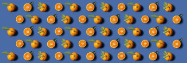 Mandalina, mavi arka planda yeşil yapraklı mandalina deseni. Sert ışık. 