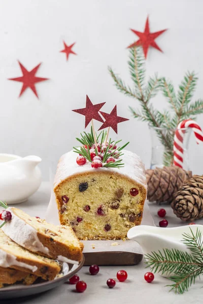 Festlicher Weihnachtsfruchtkuchen Mit Preiselbeeren Rosinen Und Mandeln Dekoriert Mit Frischen — Stockfoto