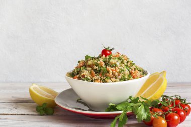 Bulgur, domates, limon, nane ve maydanozlu Tabouli veya Tabbouleh salatası