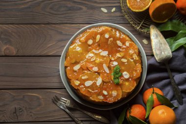 Turuncu jelatinli ve bademli kek.