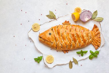 Tütsülenmiş somon ve ıspanaktan yapılan ev yapımı balık turtası ve beyaz şarap ve zeytinyağından yapılan ev yapımı hamur. Uzayı kopyala Beyaz arkaplan.