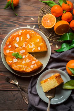 Turuncu jelatinli ve bademli kek.