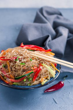Ev yapımı Japchae - Kore yapımı karıştırılmış cam erişte ve sebzeler: soğan, havuç, dolmalık biber, kabak, soya sosu ve susam yağı ile tatlandırılmış