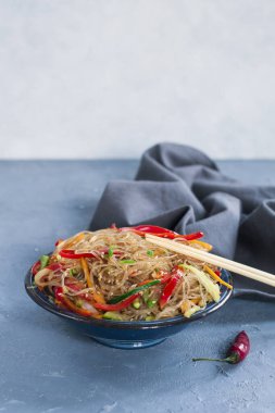 Ev yapımı Japchae - Kore yapımı karıştırılmış cam erişte ve sebzeler: soğan, havuç, dolmalık biber, kabak, soya sosu ve susam yağı ile tatlandırılmış