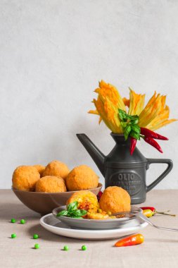 Kızarmış turtaları pirinç ve yeşil fasulyeyle kapat.