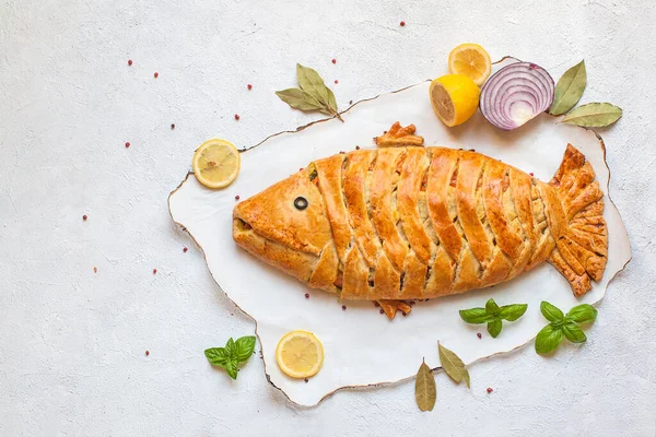 Pastel Pescado Casero Hecho Salmón Ahumado Espinacas Masa Casera Hecha — Foto de Stock