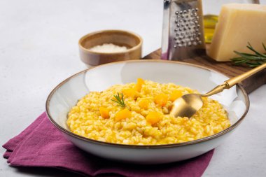Beyaz masada kontrastlı peçeteli balkabaklı risotto. Uzayı kopyala Yatay resim.