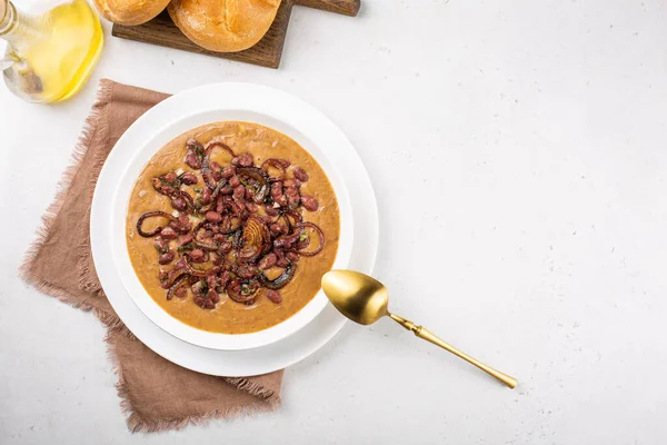 Веган Red Kidney Bean Soup Карамелізованою Цибулею Травами Краєвид Копіювальний — стокове фото