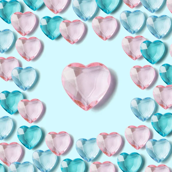 Różowe Niebieskie Kryształowe Serca Jasnoniebieskim Tle Ramka Przestrzenią Kopiowania — Zdjęcie stockowe