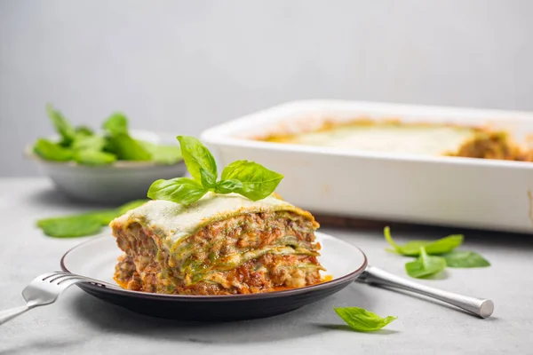 Zelfgebakken Groene Lasagne Met Spinazie Het Deeg Ragu Vleessaus Bechamel — Stockfoto