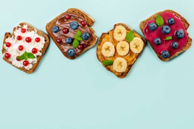 Mavi arka planda ev yapımı tatlı sandviçler. Üst görünüm, alanı kopyala. 