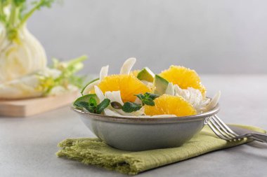 Rezene, avokado ve portakal salatası. Arka planda bütün rezene var. Boşluğu kopyala.