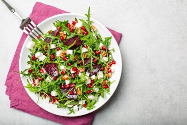 Roka, peynir, ceviz ve nar meyveli pancar salatası..