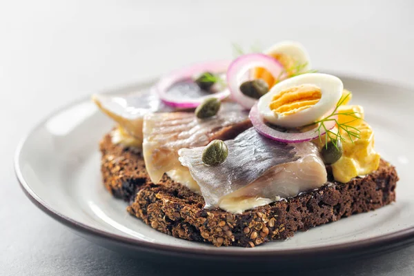 Smorrebrod Samdwich Escandinavo Cara Abierta Con Mantequilla Pescado Arenque Manzanas — Foto de Stock