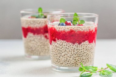 Ev yapımı vanilya ve bademli sütlü ahududu pudingi..