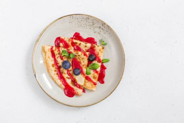 Ahududu soslu ve taze yaban mersinli leziz krepler..