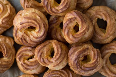 Haşhaş tohumlu lezzetli puf böreği.