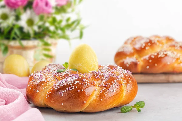 Tradycyjne Włoskie Ciasto Biszkoptowe Okazji Międzynarodowego Dnia Kobiet Ciasto Mimosa — Zdjęcie stockowe