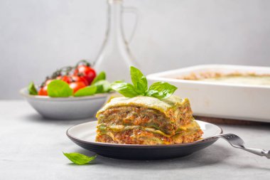 Yeşil lazanya - lazanya alla bolonez içinde ıspanak, ragu - et sosu, beşamel ve parmesan peyniri. İtalyan yemeği. Yatay resim.