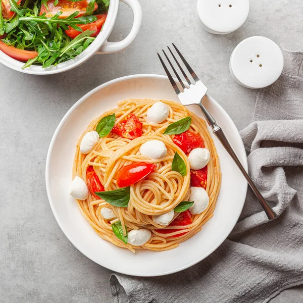 Domatesli spagetti, mozzarella, fesleğen yaprağı ve roka salatası ile öğle yemeği..