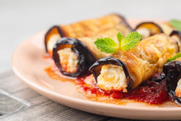 Patlıcan dürümleri, ricotta, parmesan peyniri ve domates sosuyla yakın plan. Hafif arkaplan.