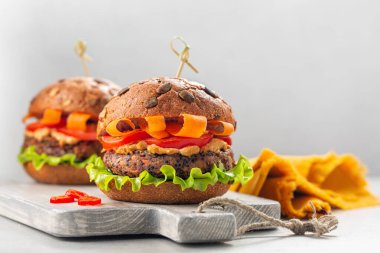 Quinoa, fasulye, fıstık sosu ve sebzeden yapılmış sebzeli burger. Hafif arkaplan, boşluğu kopyala.