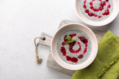 Hindistan cevizi sütü ve naneli taze kızılcık soslu sağlıklı chia pudingi..