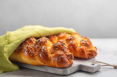 Yeşil kapaklı iki somun ev yapımı Challah ekmeği. Seçici odaklanma. Boşluğu kopyala.