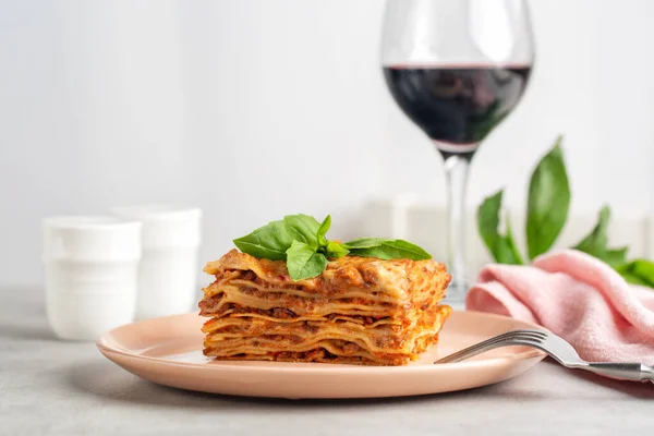 Jantar Italiano Lasanha Carne Decorada Com Folhas Manjericão Copo Vinho — Fotografia de Stock