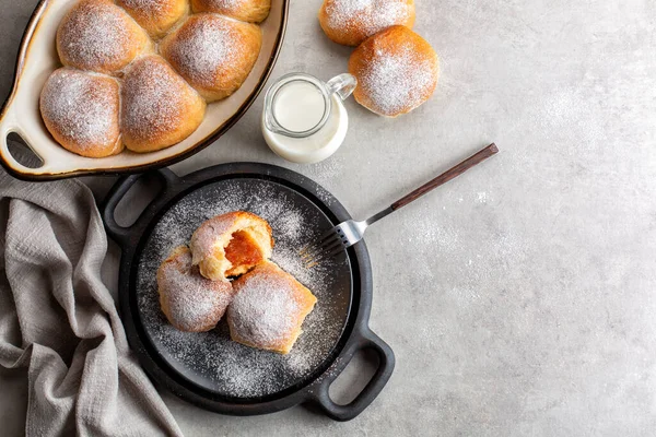 Desayuno Con Panecillos Dulces Polvo Con Azúcar Rellenos Mermelada Hecho —  Fotos de Stock