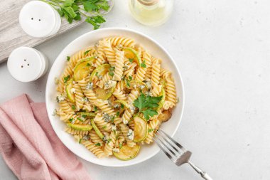 Kabaklı makarna ve ışık masasında gorgonzola peyniri..