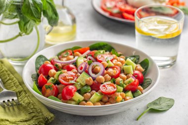 Nohut, domates, salatalık, ıspanak ve kırmızı soğanlı Akdeniz salatası.. 